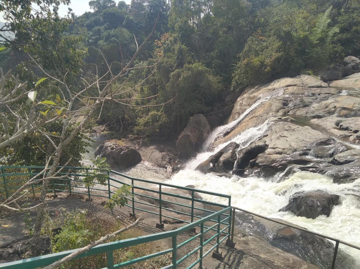 Monsoon Grande Hotel Munnar Exterior foto