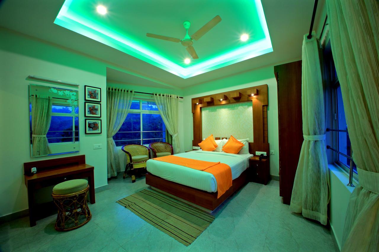 Monsoon Grande Hotel Munnar Exterior foto